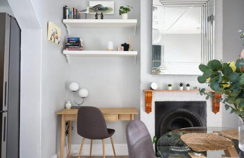 Redfern House | Redfern Classic Terrace - Parking and Balcony