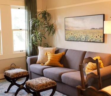 Siskiyou-Hargadine Historic District House | Redtail Inn - 3 Suites Sleeps Up To 12