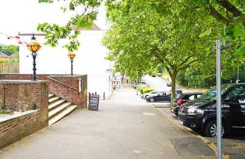 London Borough of Bromley Apartment | *Reduced Rates* Greater London Studio 1 | 20 Mins to London Bridge aprx.