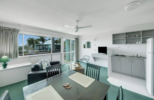 Tannum Sands Hotel | Reef Adventureland Motel