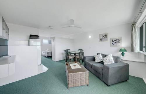 Tannum Sands Hotel | Reef Adventureland Motel