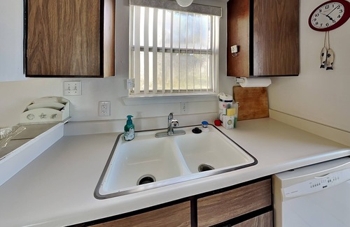 Sailhouse Condo | Reel Mermaid | Amazing Bayview Getaway, Fishing!