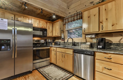 McCaysville Cabin | Reeling 'Em Inn - River Front, Excellent WiFi, Fire Pit