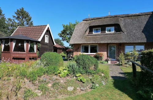Luetjensee House | Reetgedecktes Ferienhaus am Strandweg