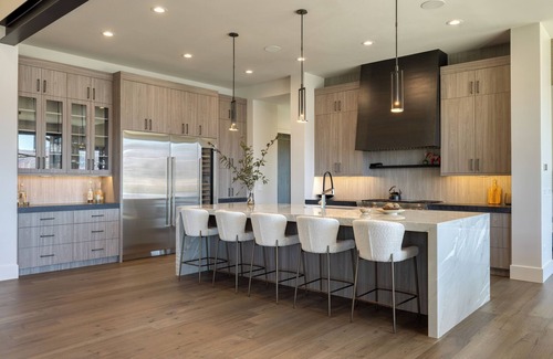 Hideout House | Reflection by AvantStay | Sleeps 18 + Lake Views | Hot Tub + Game Room