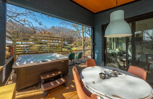 Old Fort House | Reflections on Mill Creek Hot Tub & Walking Distance to Old Fort!