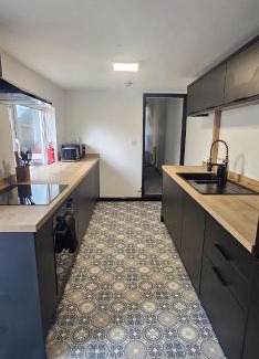 Gillingham House | Refurbished 4-Bed Home Near Hospital & Station