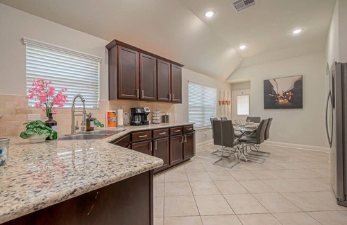 Humble House | Regal Houston/IAH Villa: Parking|7 Beds|Sleeps 10|