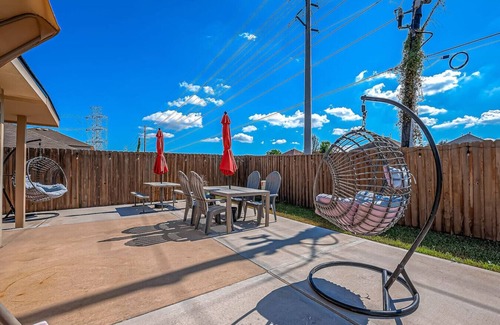 Humble House | Regal Houston/IAH Villa: Parking|7 Beds|Sleeps 10|