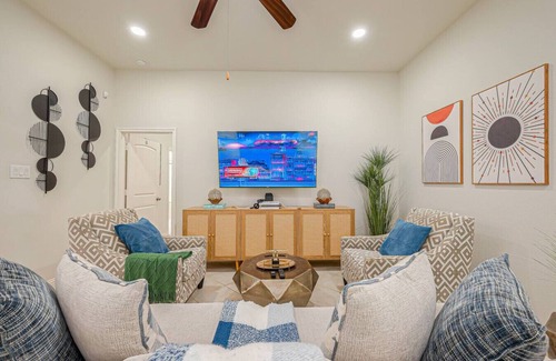 Humble House | Regal Houston/IAH Villa: Parking|7 Beds|Sleeps 10|