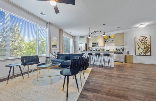 Downtown Decatur Apartment | Regal Noir 2BR/2BA | Short-Term Rental in Decatur w/Pool & Rooftop Lounge