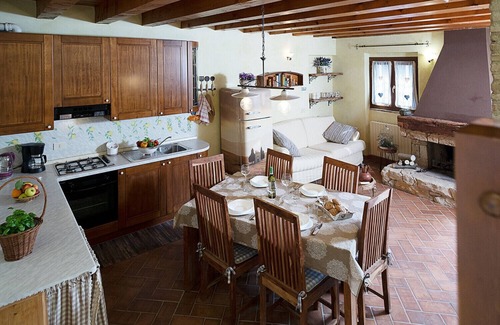 Montioni Ski Chalet | Regarda - Countryhouse Nocino 1 in the middle of Lake Garda vineyards