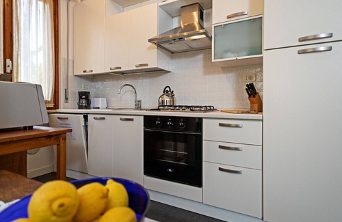 Montioni Apartment | Regarda - "Edda" three-room apartment with swimming pool in the centre of Lazise