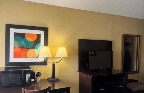 New London Hotel | Regency Inn and Suites - Suite Non Smoking King