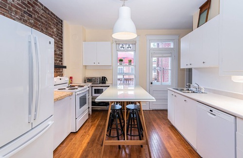 Cote-Des-Neiges—Notre-Dame-De-Grace Apartment | Regent One: Courtyard, 2 Balconies, Vintage home, 4 BR, 9.6 Walking Score
