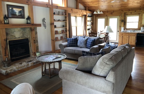 Spencer House | Relax and enjoy at this 2.5 B/2B cabin with hot tub by Fall Creek Falls Park