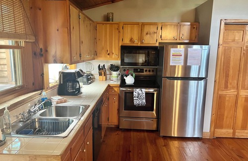 Spencer House | Relax and enjoy at this 2.5 B/2B cabin with hot tub by Fall Creek Falls Park