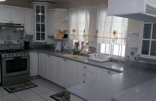 Tower Isle House | Relax and Enjoy Tower Isle/AC/Cable/Free WIFI/HotWater/5 mins drive to the Beach