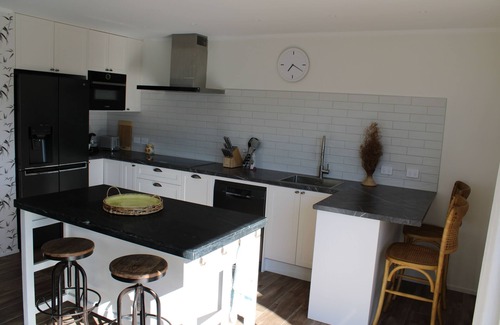 Maraetai House | Relax and enjoy your time with us at our modern Maraetai Beach house