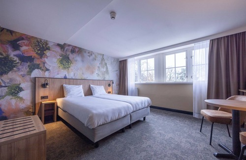 Heelsum Hotel | Relax and Recharge with Indoor Pool, Family Games, and Nearby Cycling