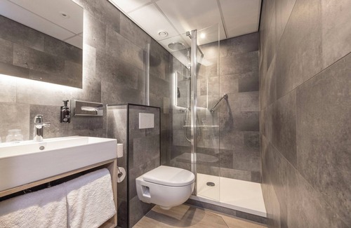 Heelsum Hotel | Relax and Recharge with Indoor Pool, Family Games, and Nearby Cycling