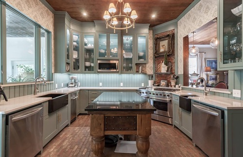 Pilot Point House | Relax and rewind and the Victorian retreat