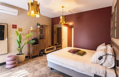 Heelsum Hotel | Relax and Unwind: Cycling Nearby, Game Room, Indoor Pool, Trails & Free Parking
