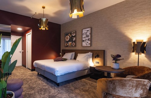 Heelsum Hotel | Relax and Unwind: Cycling Nearby, Game Room, Indoor Pool, Trails & Free Parking