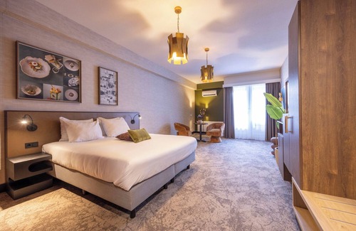 Heelsum Hotel | Relax and Unwind: Cycling Nearby, Game Room, Indoor Pool, Trails & Free Parking