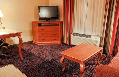Tomball Hotel | Relax and Unwind! Outdoor Pool, Parking Onsite, Free Breakfast!