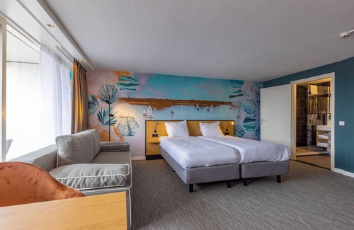 Oud-Loosdrecht Hotel | Relax at a Marina Hotel with Trails, Canoes and a Beautiful Restaurant View