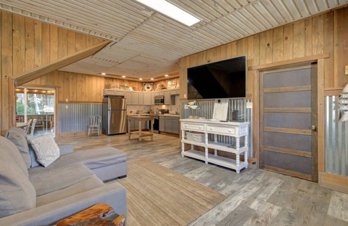 Grayland House | Relax at Beach Barn Getaway with Hot Tub - Short Walk to the Beach