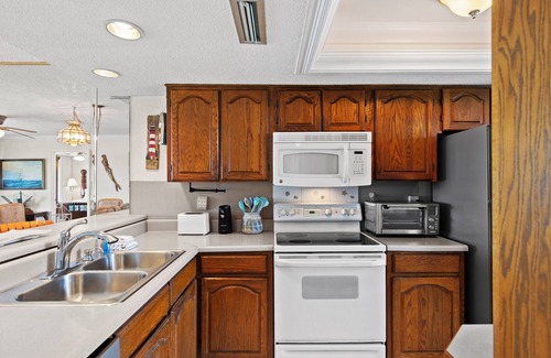 Lower Grand Lagoon Condo | Relax at Commodore 608 2BR Beachfront Condo with Gulf View & Large Balcony