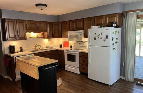 Warsaw House | Relax at Grandma’s house with a screened in porch overlooking a private lake!