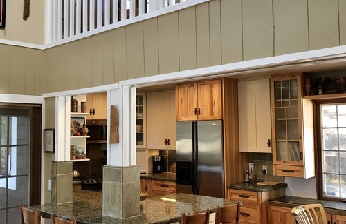 Groveland House | Relax at Lake Front Luxury Lodge-Near Yosemite-Pool Table-Private Dock and Lake