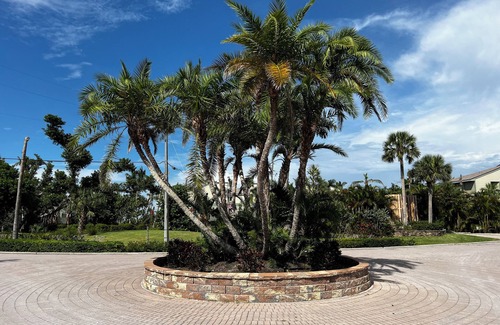 Bokeelia Condo | Relax at Pine Island, 2 bed 2.5 bath. 3 Bikes, 2 Kayaks, 2 heated pools new pier