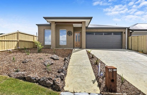 Torquay House | Relax at Torquay Dunes: Shops and Beaches Nearby