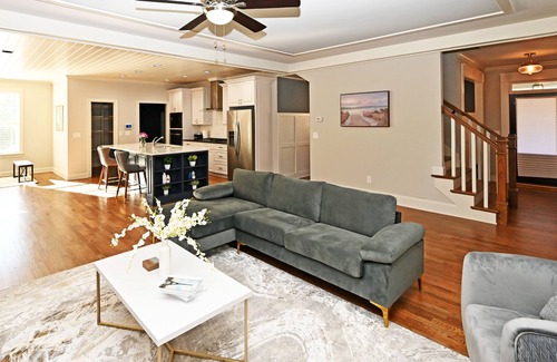 Auburn House | Relax by Chateau Elan, spacious 5-bedroom retreat awaits!