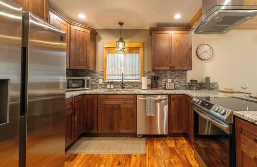 Paradise Estates Cabin | Relax by Rainier: Luxe King, Private Hot Tub, Covered Fire Pit, AC, 5 mi to Park