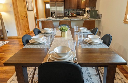 Paradise Estates Cabin | Relax by Rainier: Luxe King, Private Hot Tub, Covered Fire Pit, AC, 5 mi to Park