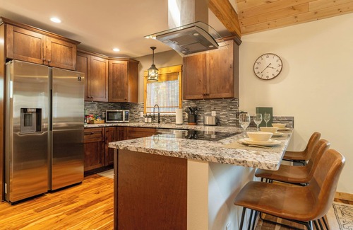 Paradise Estates Cabin | Relax by Rainier: Luxe King, Private Hot Tub, Covered Fire Pit, AC, 5 mi to Park
