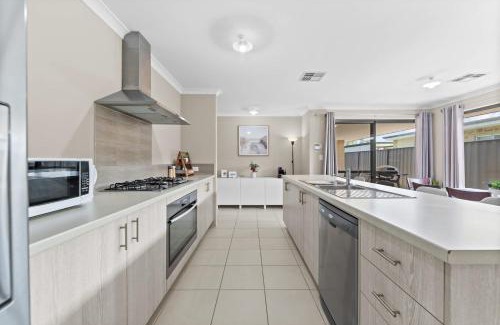 Dawesville House | Relax by the Sea Modern Beach Home