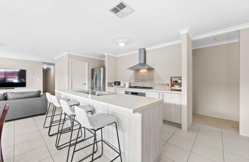 Dawesville House | Relax by the Sea Modern Beach Home