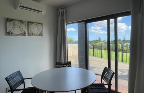 Otahuhu House | Relax by the Tamaki River