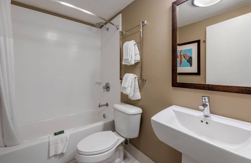 Jekyll Island Hotel | Relax in a Charming Suite Near Jekyll Island Attractions! Parking, Breakfast