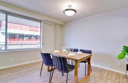Crystal City Apartment | Relax in Apt Close to Highlight Landmarks