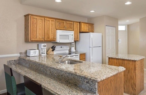 Williamsburg Condo | Relax in Style: 1BR Condo w/Balcony at CW Governor's Green