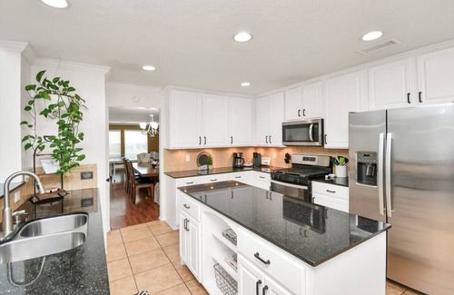 Atascocita House | Relax in Style! 6BR Houston Oasis w/Pool & Spa