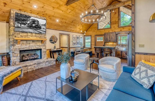 Morganton Cabin | Relax in Style w/3 Master Suites, Game Rm, Hot Tub, Fire pit, Sauna & More!