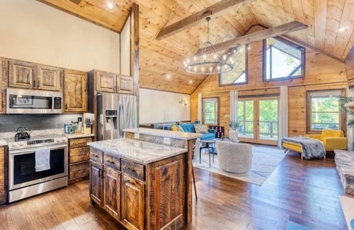 Morganton Cabin | Relax in Style w/3 Master Suites, Game Rm, Hot Tub, Fire pit, Sauna & More!